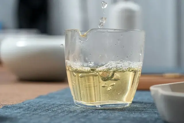 温水闷泡、坐杯、慢出水，伪装劣质白茶的三种方式