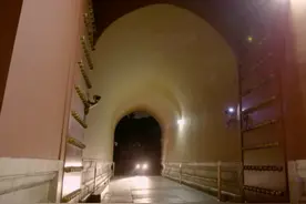 故宫夜晚空无一人？现实：不但有人走动，有时候比白天还热闹图片