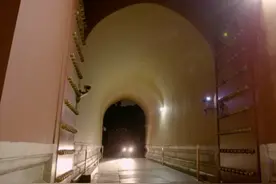故宫夜晚空无一人？现实：不但有人走动，有时候比白天还热闹图片
