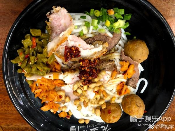 还记得《雪花女神龙》里的欧阳明日吗？他现在长这样