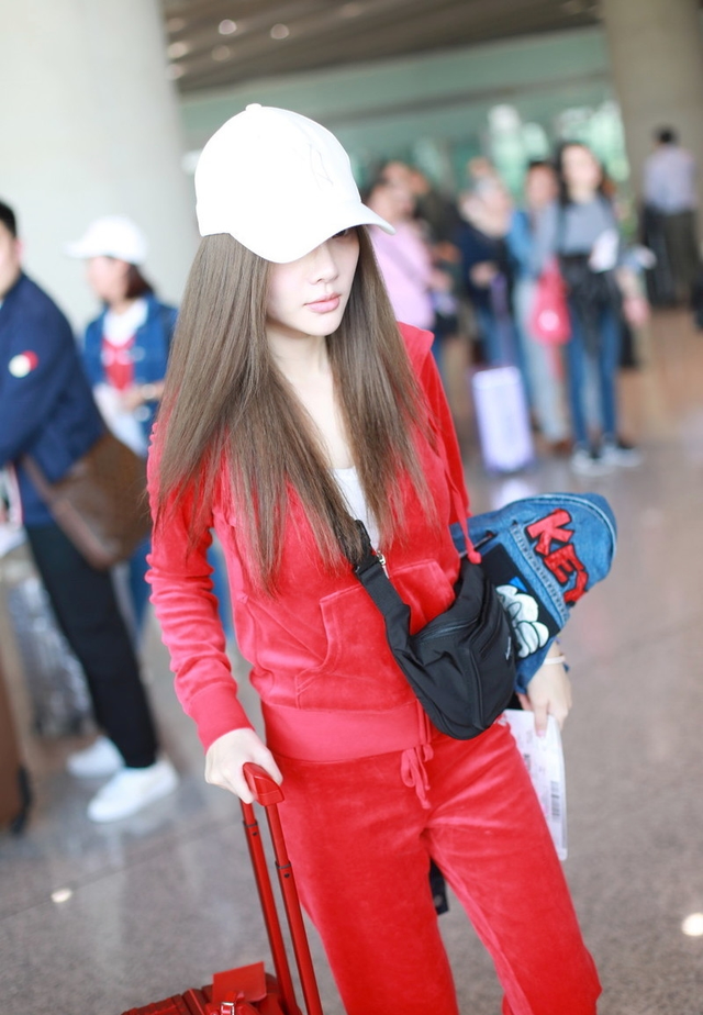 李小璐在机场真高调,一身红色运动服配小白鞋,比00后还敢穿
