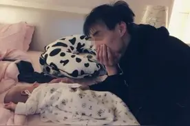 “这父爱太硬核？”双胞胎姐妹被爸爸呼噜声吵醒，坐在一旁不敢动图片