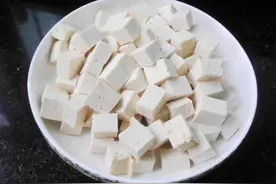 青菜豆腐汤清淡去火，夏季要多吃。买豆腐要注意什么，留心这几点图片