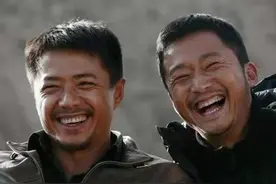 吴京段奕宏时隔12年再合作，拍戏眼含热泪，他俩关系可太铁了图片