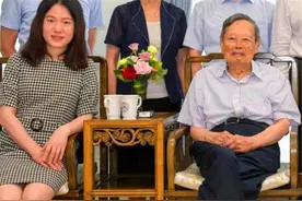 97岁杨振宇出席活动，与娇妻合体亮相，精神抖擞身体倍棒图片