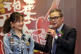 46岁陈德容打扮真年轻！牛仔外套配黑色连衣裙俏皮活泼，减龄时髦图片