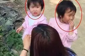 把双胞胎一个交给奶奶带，另一个妈妈带，3个月后差距不是一般大图片