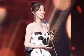 李菲儿真大胆！抹裙叫板Baby吊带装，这差距真不是一般的大啊图片