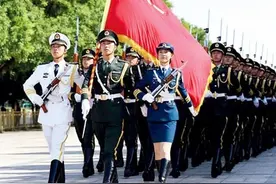 仪仗女兵队长程诚：6小时军姿，8斤负重训练，不愧是铁娘子军图片