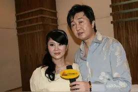 54岁付笛声撞脸于谦，昔日知名歌手转战直播变网红图片