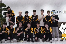 狼队参观复星总部，林教练被打马赛克，小胖忙于减肥，刺痛染黄毛图片