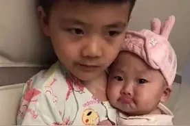 二胎妹妹被妈妈教训后，一脸委屈躲在哥哥怀里，网友：太有爱了图片