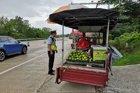 国道两边占道摆起流动水果摊，琼中交警及时劝离图片
