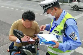 骑电动车被扣汽车驾照12分，车主无奈，交警：无证驾驶，罚得没错图片