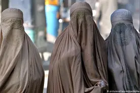 被塔利班占领后的城市：枪炮声平息，妇女重新穿上罩袍图片