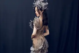 张靓颖透视鱼尾裙个性惊艳，头戴荆棘装饰，舞台新造型无敌了图片