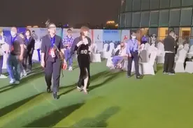 孙俪亮相飞天奖，走路外八太霸气，和张嘉益合影却被嫌弃拍照水平图片