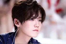 鹿晗蓝色铃铛衬衫搭黑色长裤，温柔又帅气，尽显沉稳少年感图片