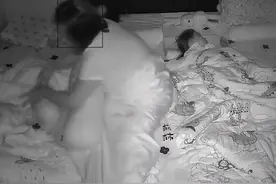 河北一妈妈凌晨醒来给娃盖被子，盖了个寂寞后满床找娃，网友笑了图片