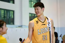 CBA男篮胡金秋女友相貌平平，曾是游泳队员，感情长跑6年图片