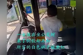 女生白裤子被染红，公交车大叔细心拿衣服遮挡，网友：社会正能量图片
