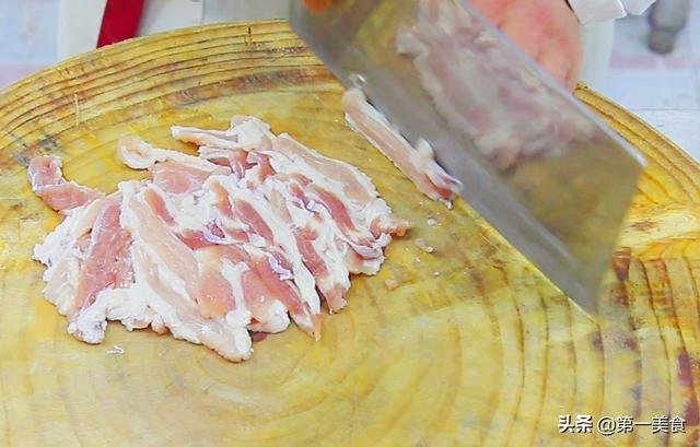 第一美食：两根茭白，一块炒肉，厨师长教你地道的家常做法