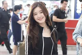 赵露思真是长了张“女主脸”，就算穿着很低调，明星气质却藏不住图片