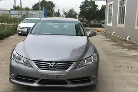 小伙花12万买二手的锐志，当父亲看到发动机舱时，赶忙劝说要退车图片