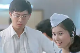 厂里新来了一位帅哥，打工妹眼睛都看直了，根本没注意后面的工头视频封面