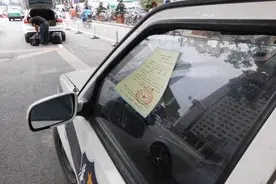交警正在给你的车开罚单，千万不要狡辩，用这招200块丢不了图片