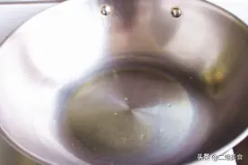 炒锅在炒菜之后，牢记别立刻用水刷锅，很多人都忽略了，别再弄错图片