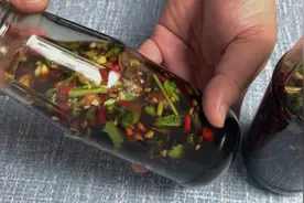 80岁农村老奶奶教我老一辈做法，传统秘方做1大罐，一年都不坏图片