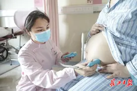 双胞胎相差10岁见过没？41岁妈妈备孕了5年昨天生下小双图片