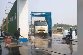 石家庄栾城区城管大队助力渣土运输企业复工复产图片