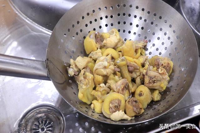 炖鸡汤时，先焯水还是直接炖？教你正确方法，鸡汤鲜嫩好喝没腥味