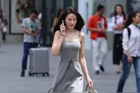 明明三颗扣子，辣妈年纪大记性不好，仅系一颗扣就出门图片