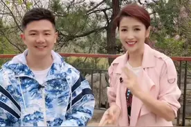 主持人春妮穿风衣秀长腿，和奥运冠军陈一冰共舞，脸只有巴掌大图片