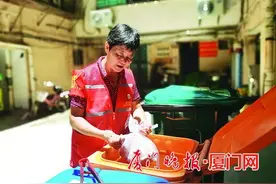 半夜有人投垃圾 闻声也要起床看：厦港街道南华社区垃圾分类督导员洪瑞专用心督导，从中总结出八字诀图片