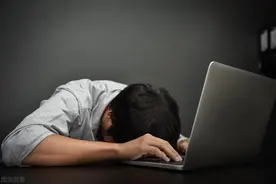 比亚迪员工连续加班猝死：为何有些人不想加班，却只能咬牙坚持？图片