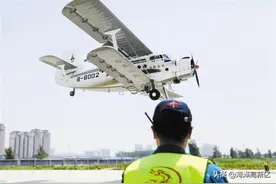 “运五”飞防美国白蛾图片