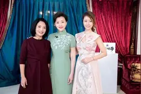 杨澜穿旗袍气质更加凸显，林心如在她身边像个丫鬟图片