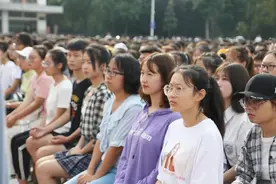武汉多所院校被爆“天价学费”，学子望“费”生畏，家长欲哭无泪图片