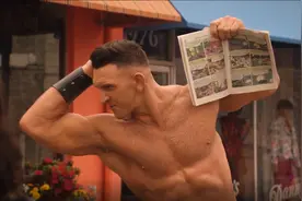 肌肉男用错超能力，路人集体爆发图片