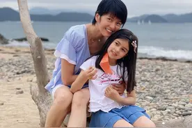 厉害！梁咏琪6岁女儿从幼儿园毕业，自弹自唱，遗传妈妈艺术天份图片