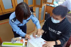 珠海学员第4次考科目三，太紧张把手指夹伤，结果补考没通过！图片