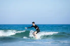 乘风破浪的哥哥！王一博海上冲浪骑摩托身姿矫健图片