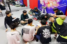 发红包，吃螃蟹，钟汉良和哇挖酷宝们上演“偶像剧”情节图片