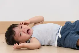 不给买就摔碎！这位妈妈整治熊孩子的办法，路人直夸：真霸气图片