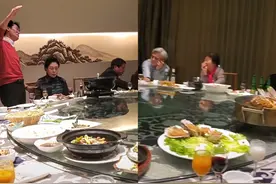 71岁斯琴高娃排场大，饭局坐主位受追捧，听老艺术家献唱还点评图片