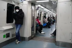 明起北京地铁10号线工作日早高峰最小间隔缩至1分45秒图片